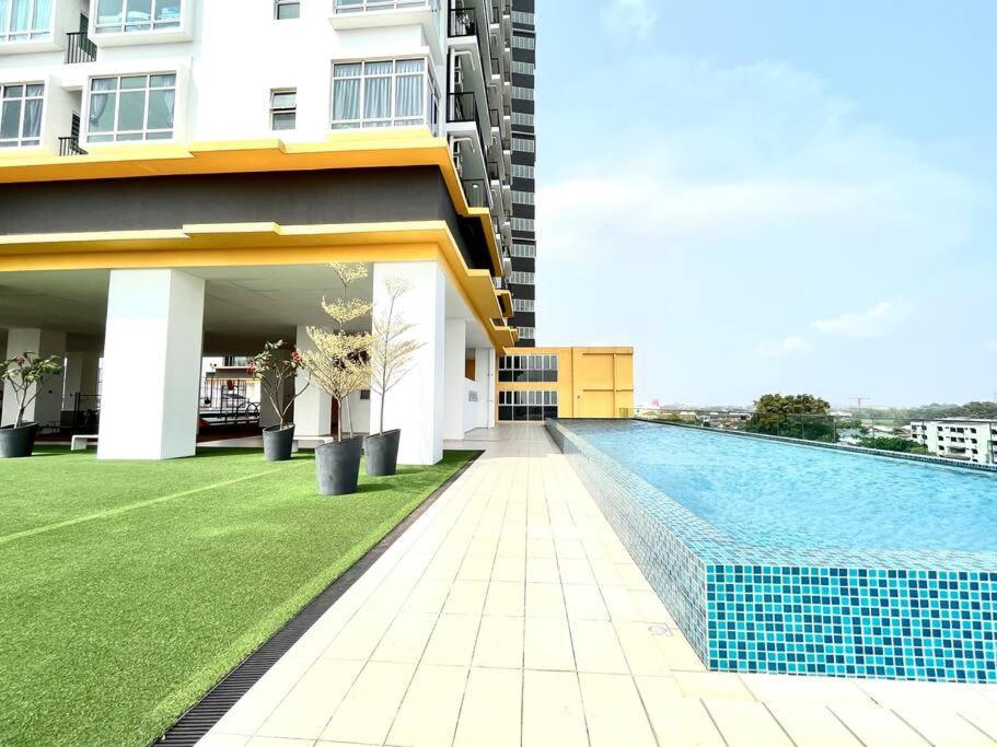 Urban Home-Swimming Pool-City Center Malacca Exterior foto